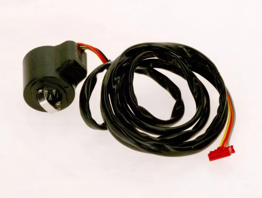 BOSCH Spule mit Kabel und Stecker, geeignet für elektronische Anwendungen. Das Kabel ist schwarz und aufgerollt, der Anschlussstecker hat mehrere Pins.